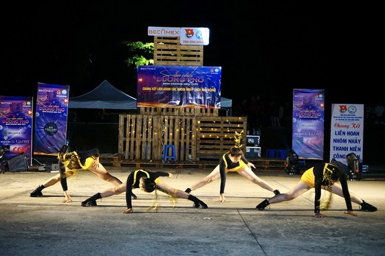 Đêm chung kết ấn tượng của ‘Liên hoan các nhóm nhảy’ tại sân chơi đường phố Binh Duong New City ảnh 6