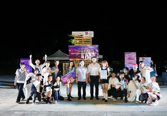  Ông Đỗ Văn Phùng – Giám đốc trung tâm hỗ trợ TNCN và LĐT tỉnh (giữa bên trái) và ông Nguyễn Minh Quân - Quản lý hệ thống rạp chiếu phim CGV bình dương  (giữa bên phải) trao giải Nhất cho Nhóm Sailing 36 dance team