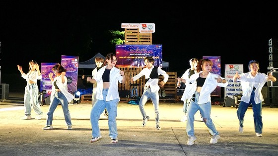 Đêm chung kết ấn tượng của ‘Liên hoan các nhóm nhảy’ tại sân chơi đường phố Binh Duong New City ảnh 11