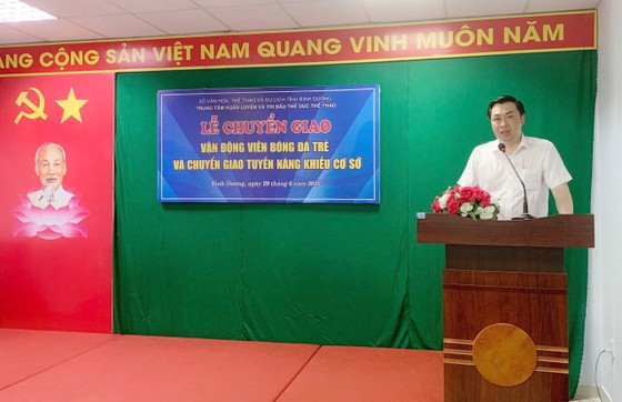 Becamex Bình Dương tiếp nhận cầu thủ trẻ từ Trung tâm HL&TĐ TDTT Bình Dương ảnh 1