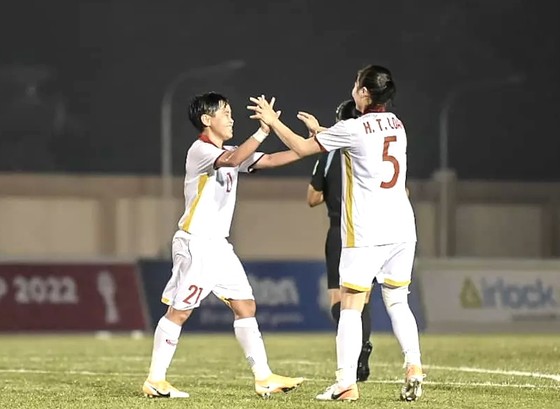 Vạn Sự (bên trái) cùng Huỳnh Như lập cú đúp trong chiến thắng 6-0 của tuyển Việt Nam 