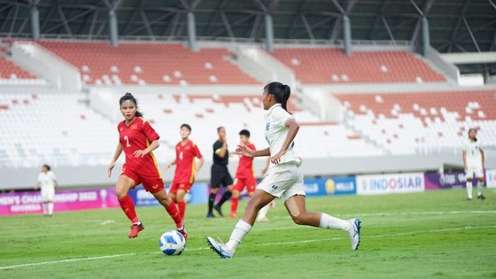 Đội U18 nữ Việt Nam (áo đỏ) thắng Thái Lan ở trận tranh ngôi đầu bảng