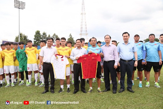 Lãnh đạo tỉnh Bình Dương thăm và động viên đội tuyển U20 Việt Nam ảnh 1