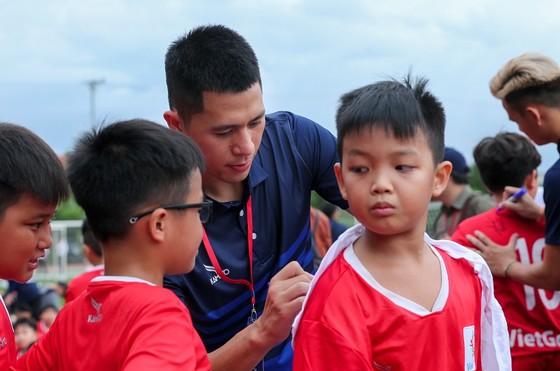 Dàn tuyển thủ Việt Nam so tài cùng gần 2.000 cầu thủ nhí ảnh 2