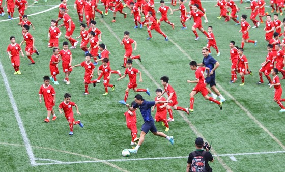 Dàn tuyển thủ Việt Nam so tài cùng gần 2.000 cầu thủ nhí ảnh 4