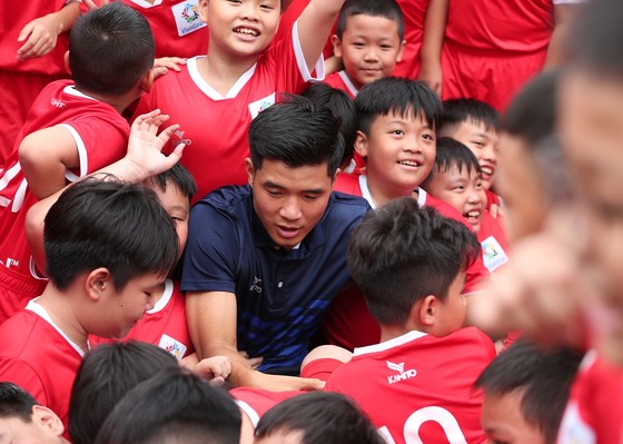 Dàn tuyển thủ Việt Nam so tài cùng gần 2.000 cầu thủ nhí ảnh 3