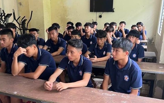 Các cầu thủ U17 Đà Nẵng buồn bã trước thông tin mình không thể tham dự VCK