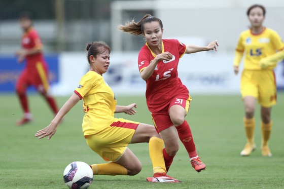 Đội nữ TPHCM I (áo đỏ) thắng cách biệt 6-0 trước "đàn em" TPHCM II ở vòng 2