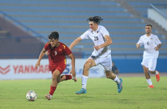 Thi đấu 10 người, U20 Việt Nam vẫn giành chiến thắng 2-0 trước Palestine ảnh 1