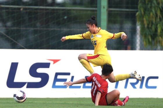 Đội nữ TPHCM II (áo vàng) để thua 0-1 trước Hà Nội II từ quả đá phạt 11m