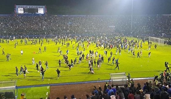 Cảnh hỗn loạn dẫn đến thảm kịch mới đây của bóng đá Indonesia