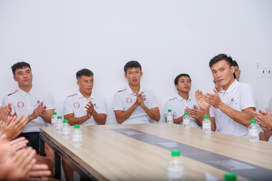 Các cầu thủ tại buổi họp ra mắt tân HLV Vũ Tiến Thành. Ảnh: HCMC FC