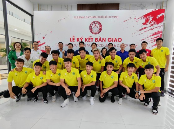 CLB TPHCM nhận 17 tài năng trẻ từ Học viện Bóng đá Nutifood JMG ảnh 1