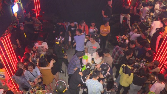 Đột kích quán bar, karaoke phát hiện gần 90 thanh niên phê ma túy ảnh 1