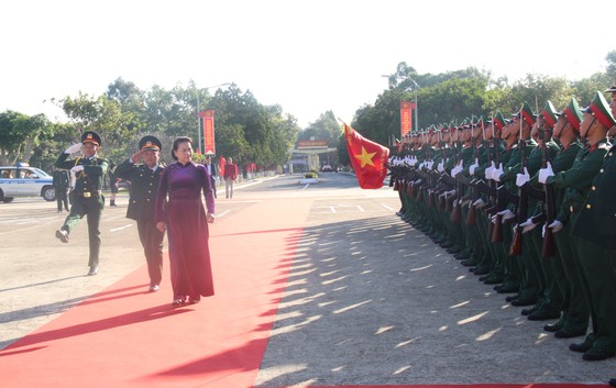 Chủ tịch Quốc hội Nguyễn Thị Kim Ngân thăm, chúc Tết cán bộ, chiến sĩ Bộ Chỉ huy Quân sự tỉnh Đắk Lắk ảnh 1