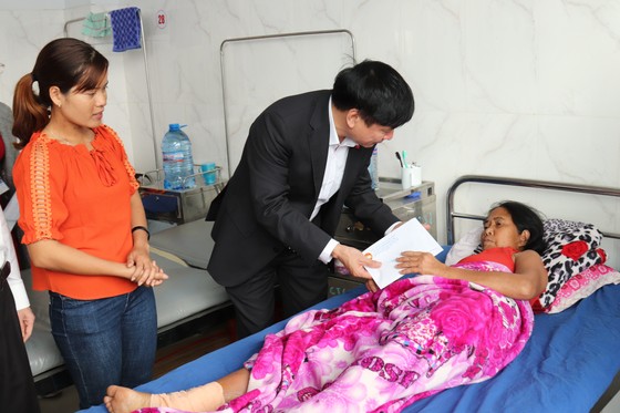 Đắk Lắk tặng 3.000 suất quà, 7 tấn quần áo cho gia đình chính sách, khó khăn ảnh 1