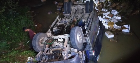 Đắk Nông: Xe tải mất lái lao xuống suối, 2 người tử vong ảnh 1
