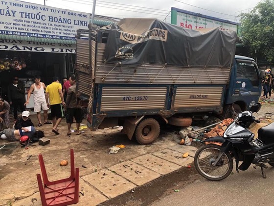 Vụ xe tải lao vào chợ: Khởi tố, bắt tạm giam tài xế gây tai nạn liên hoàn ảnh 1