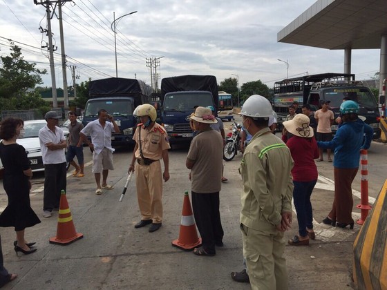 Dân chặn xe, vây Trạm thu phí Ea Kar trên Quốc lộ 26, ngăn cản xe qua lại ảnh 2