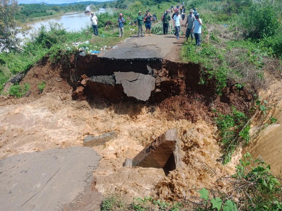 Đắk Lắk: Mưa lớn, ngập nhà dân, nhiều tuyến đường sạt lở ảnh 1