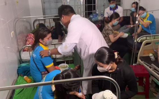Gần 100 công nhân nhập viện nghi ngộ độc thực phẩm ảnh 2