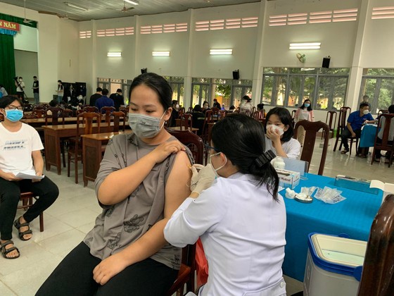 Đắk Lắk bắt đầu tiêm vaccine Covid-19 cho 64.000 học sinh ảnh 1