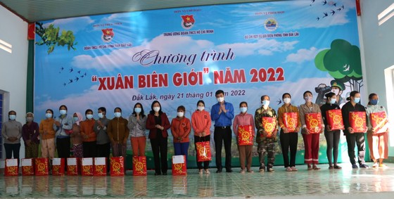 Trưởng Ban Dân vận Trung ương Đảng thăm, tặng quà Tết tại Đắk Lắk ảnh 1