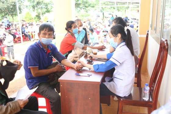 Khám bệnh, phát thuốc miễn phí cho người dân nghèo vùng biên giới Đắk Nông ảnh 8