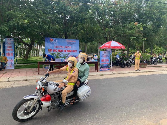 CSGT dùng xe đặc chủng hỗ trợ thí sinh bị hỏng xe đến điểm thi kịp giờ thi ảnh 2