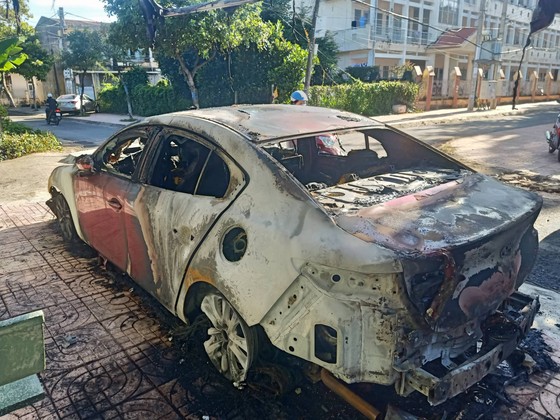 Làm rõ nguyên nhân chiếc ô tô Mazda 3 cháy dữ dội trong đêm ảnh 1