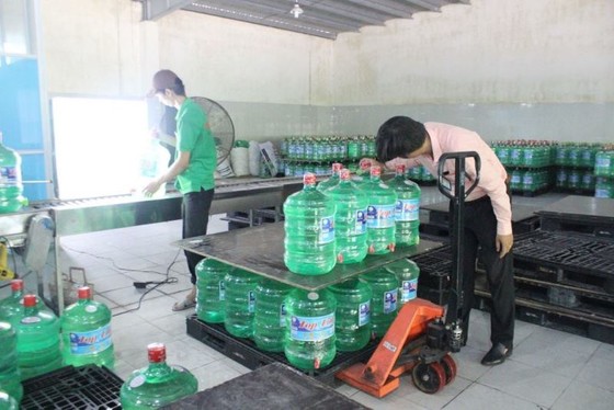 Đà Nẵng: Cúp nước liên tục, nước đóng chai “lên ngôi” ảnh 4