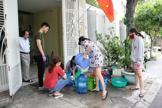 Đà Nẵng: Cúp nước liên tục, nước đóng chai “lên ngôi” ảnh 1