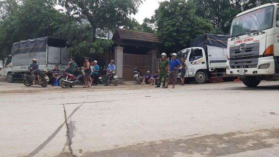 Người dân Đà Nẵng chặn xe để phản đối việc gây ô nhiễm ảnh 2