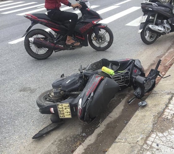 Xe máy mất lái tông vào cột báo giao thông khiến 2 mẹ con tử vong ảnh 1