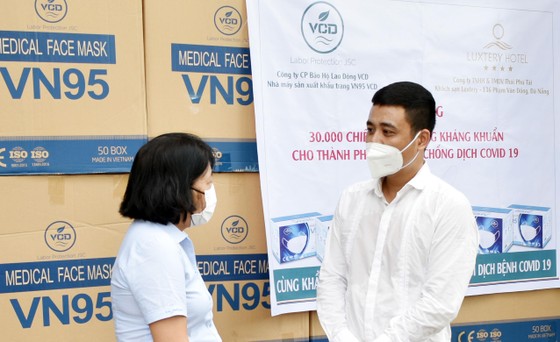 Công ty VCD cùng Khách sạn Luxtery trao tặng 30.000 khẩu trang cho TP Đà Nẵng ảnh 1