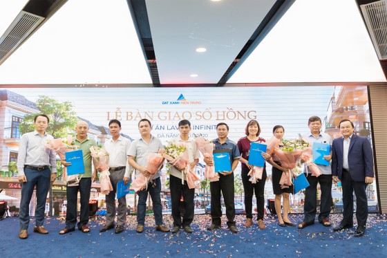 Trao sổ hồng cho cư dân 200 căn shophouse hạng sang ven hồ tại Đà Nẵng ảnh 1