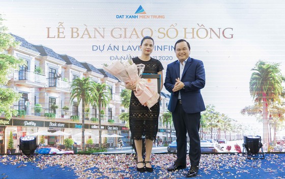 Trao sổ hồng cho cư dân 200 căn shophouse hạng sang ven hồ tại Đà Nẵng  ảnh 3