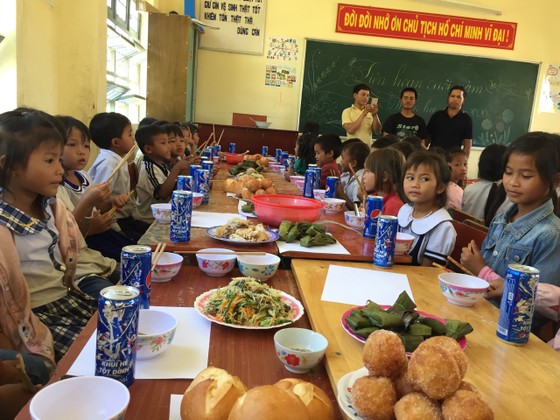 Báo SGGP tiếp sức thầy cô "ngôi trường bỏ tiền túi nấu ăn miễn phí cho học sinh" ảnh 1
