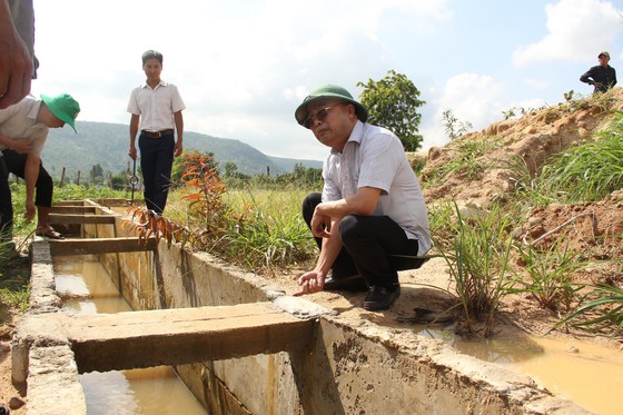 Kiểm tra công trình thủy lợi hơn trăm tỷ chưa bàn giao đã 'nát' ảnh 3