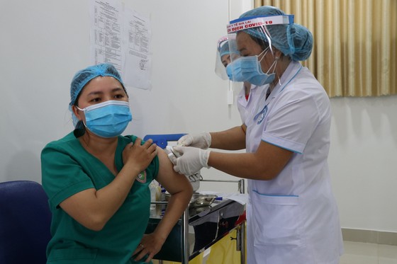 Các y, bác sĩ ở Gia Lai được tiêm vaccine Covid-19 ảnh 1