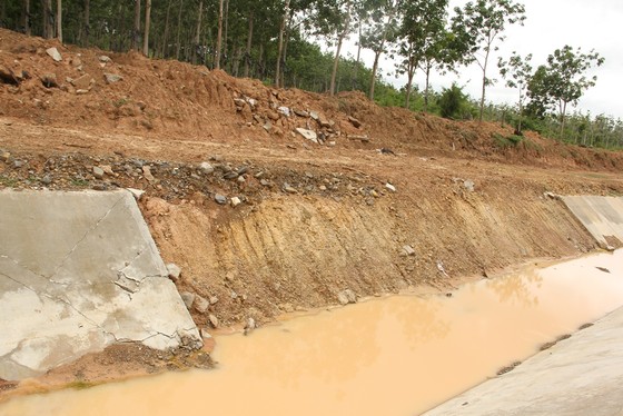 Yêu cầu khắc phục hư hỏng, sạt lở kênh thủy lợi Ia Mơr ảnh 1
