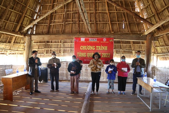 Kon Tum: Tặng 200 phần quà cho người nghèo ăn tết ảnh 4