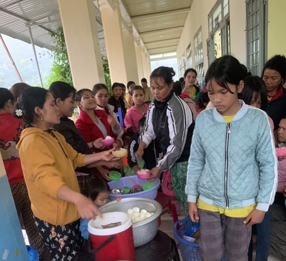Ấm áp bữa cơm chạy bão của đồng bào vùng cao Bắc Tây Nguyên ảnh 3