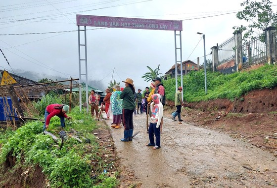 Nhiều tuyến đường sạt lở, hơn 100 hộ dân huyện nghèo vẫn bị cô lập ảnh 6