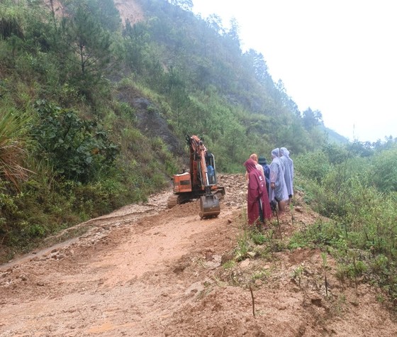 Nhiều tuyến đường sạt lở, hơn 100 hộ dân huyện nghèo vẫn bị cô lập ảnh 4