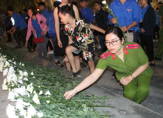Đà Nẵng: 1000 hoa đăng tưởng niệm nạn nhân tử vong TNGT ảnh 6