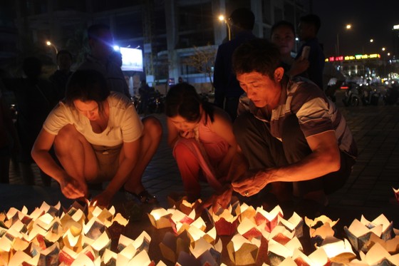 Đà Nẵng: 1000 hoa đăng tưởng niệm nạn nhân tử vong TNGT ảnh 5