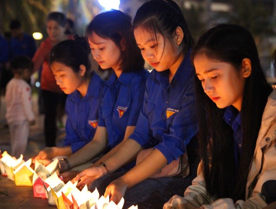 Đà Nẵng: 1000 hoa đăng tưởng niệm nạn nhân tử vong TNGT ảnh 3