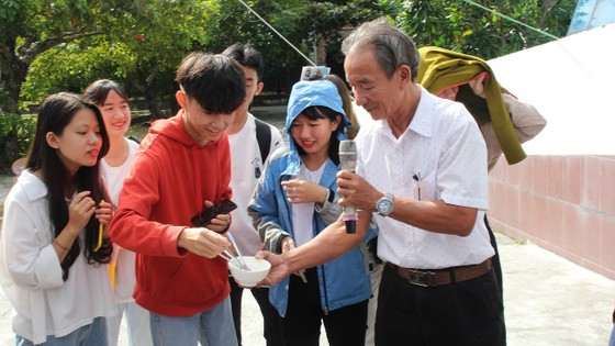 Sinh viên Đà Nẵng giao lưu với nghệ nhân làng nước Mắm Nam Ô ảnh 7