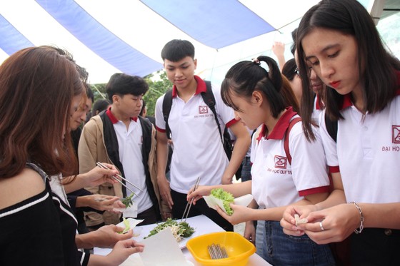 Sinh viên Đà Nẵng giao lưu với nghệ nhân làng nước Mắm Nam Ô ảnh 12